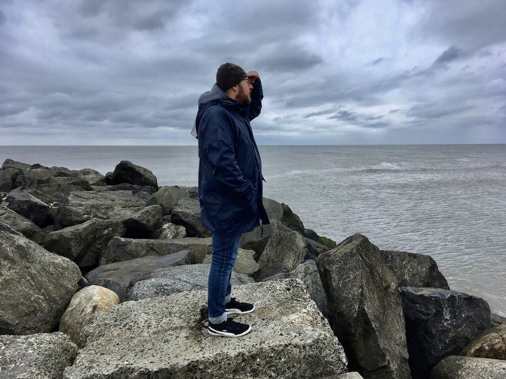 The author looking for new topics (by the sea, looking into the distance).